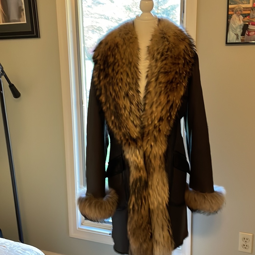 GORGEOUS brown leather/shearling coat with Finnish raccoon trim